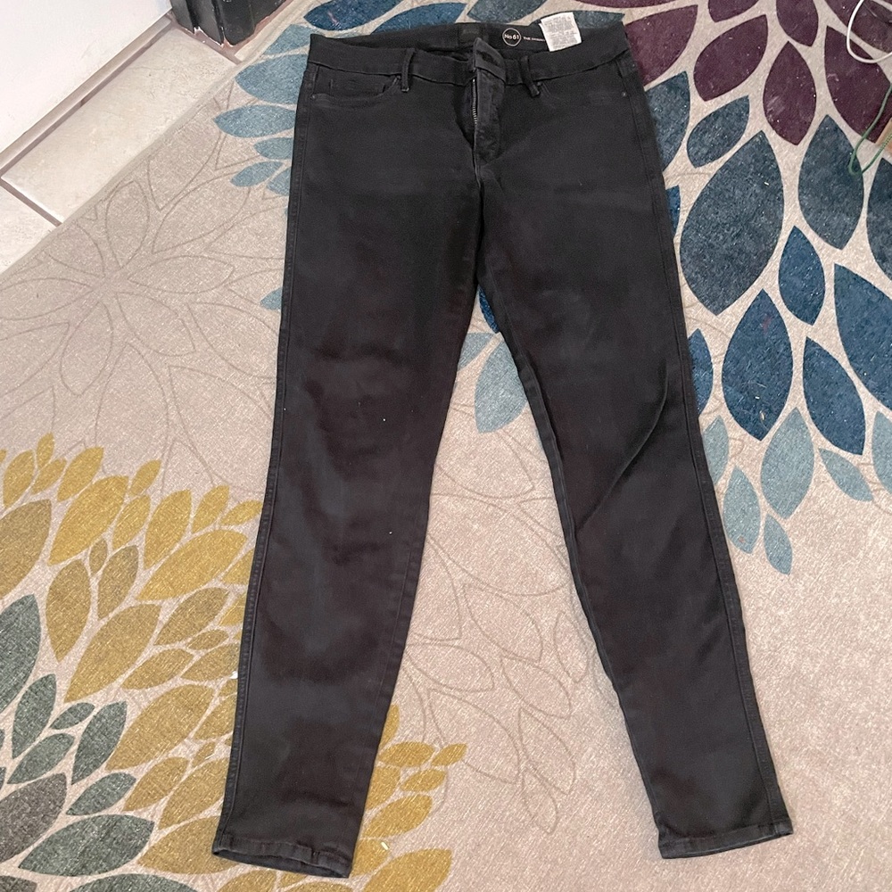 Black guess skinny jeans with back pockets